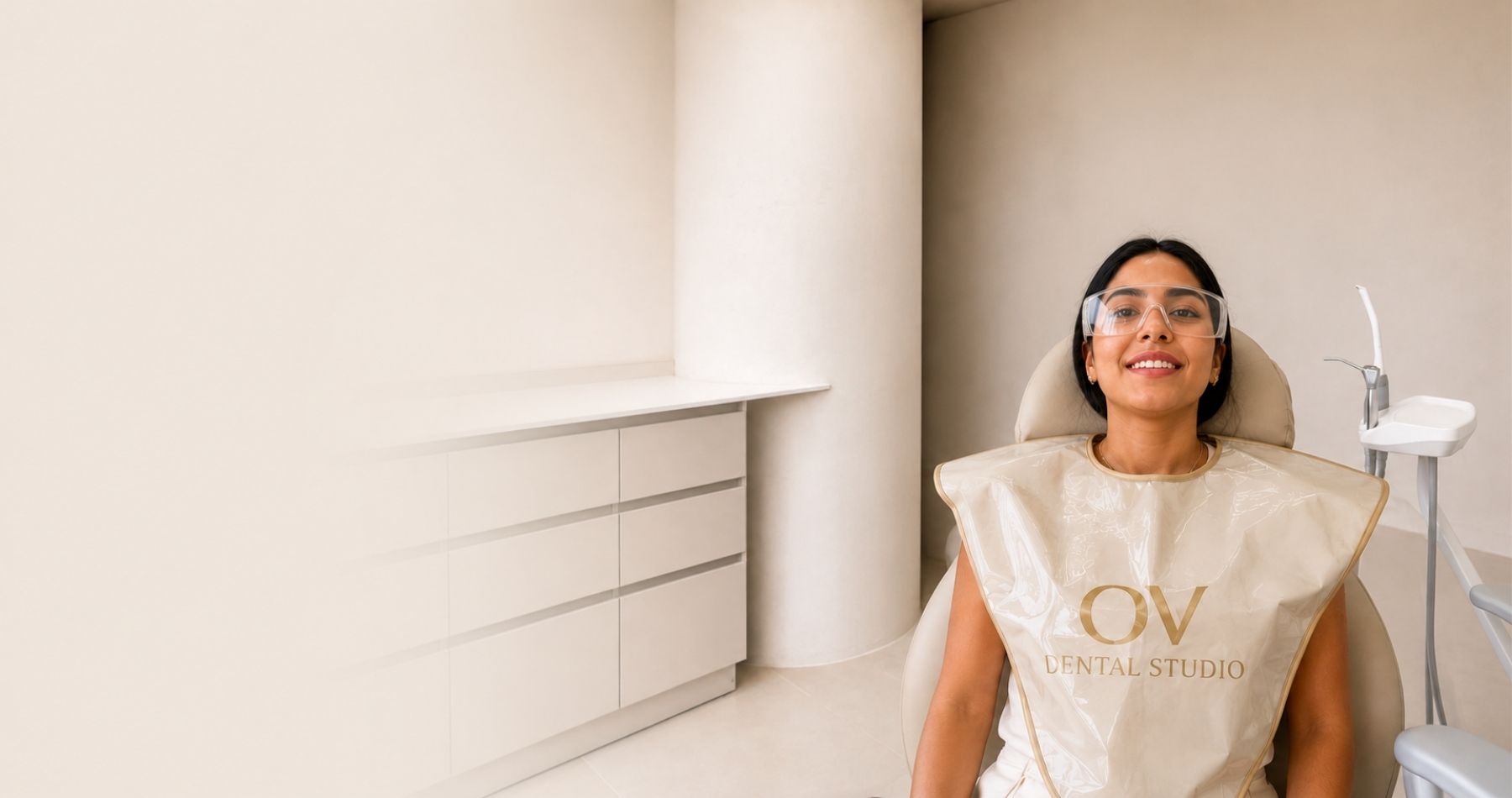 Paciente sonriendo con protección de bioseguridad en OV Dental Studio