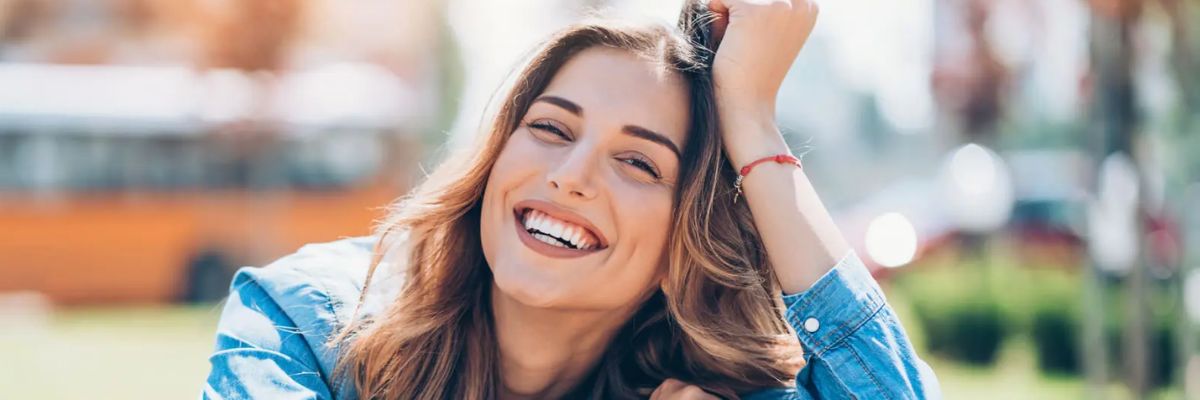 Paciente sonriendo tras recuperar su implante dental en OV Dental Studio